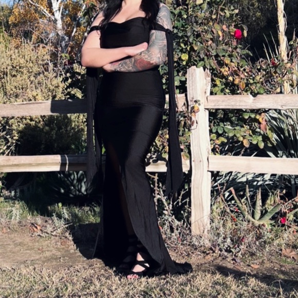 Beautiful evening gown/Prom dress, very elegant, lots of compliments - Picture 3 of 3